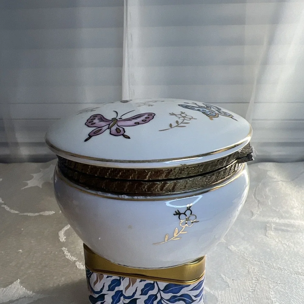 Vintage IRice Hinged Porcelain Powder Puff Box Handpainted Butterflies Paper Lab